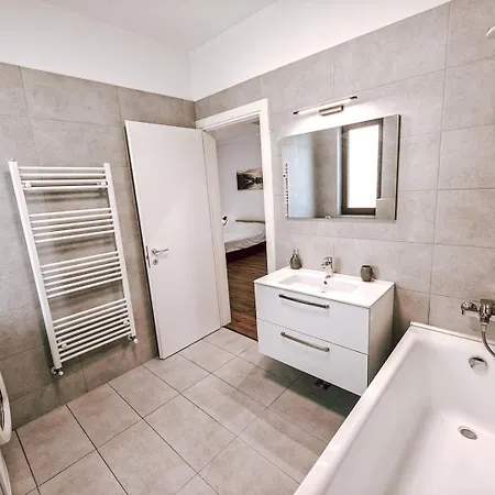 Luminia With Garden, Self Check In Apartament